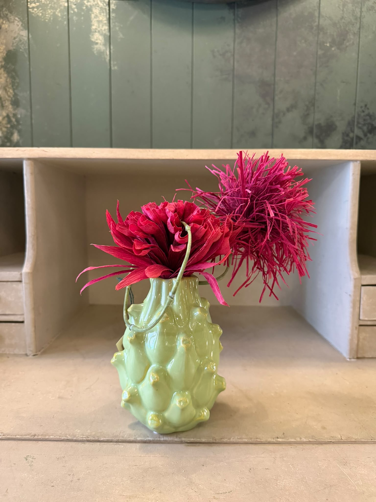 Composizione in Vaso di Ceramica con Fiori di Carta